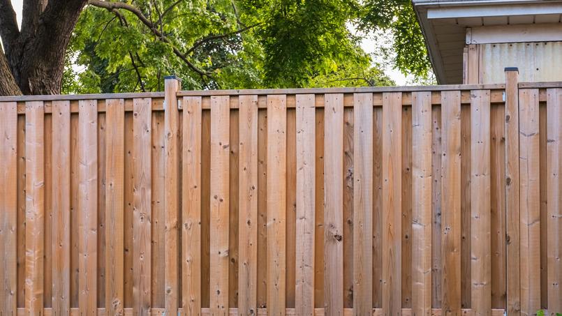 La clôture serait conforme au permis de construire déposé par les voisins de Jeanne.