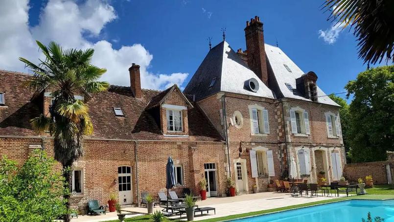 Ce château en Sologne étant répertorié aux Monuments Historiques, les travaux de rénovation permettent d’obtenir des déductions fiscales.