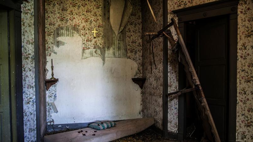 Les pavés de la terrasse ont été descellés, les murs ont pris la couleur sombre du tabac, la cuisine et l’escalier ont été dégradés.