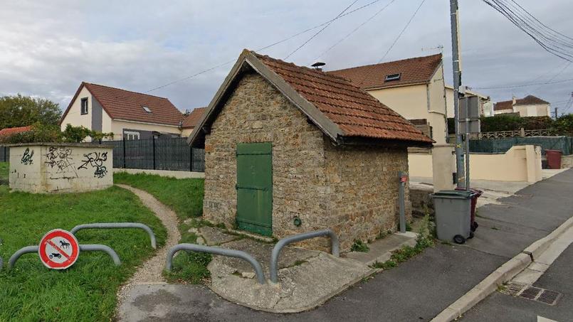 Au premier plan, la bâtisse acquise par la commune de Carnetin.