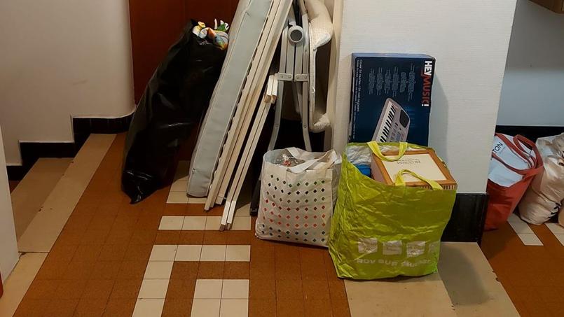 Les affaires des squatteurs sont entassées devant l’appartement.