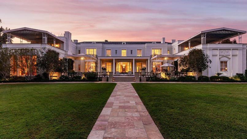 Vue de la propriété avec son plan en H, au coucher du soleil.