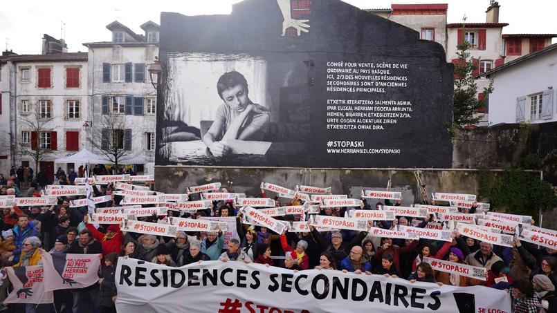Dimanche 31 décembre 2023, la plateforme Se loger au Pays – Herrian bizi s’est rassemblée à Bayonne pour lancer un appel aux éventuels acheteurs de résidences secondaires en Pays basque.
