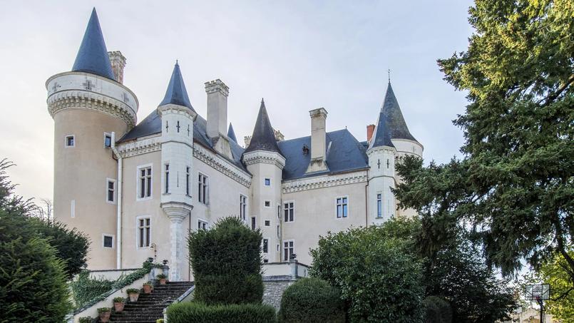 Situé dans le secteur de Châteauroux, ce château fort du 15e siècle offrant 22 pièces et 1400 m² habitables est affiché à 3,75 millions d’euros.