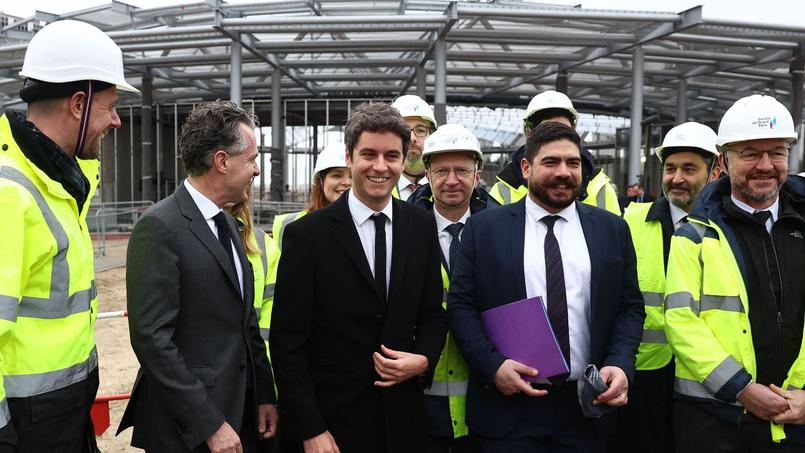 Gabriel Attal (au centre) était en déplacement ce mercredi à Villejuif (94) aux côtés des ministres Christophe Béchu (Transition écologique, à sa gauche) et de Guillaume Kasbarian (Logement, à sa droite).