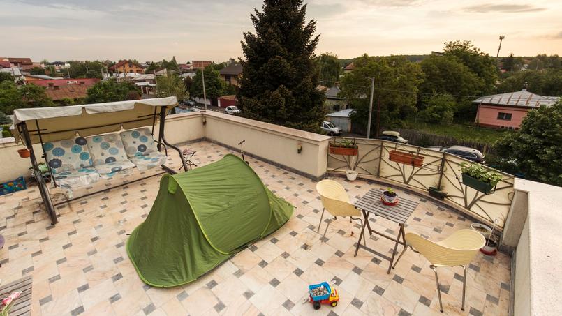 Les propriétaires louent le toit-terrasse de l’immeuble à des campeurs pour 12 euros la nuit et mettent à disposition la salle de bains et la cuisine de leur logement.
