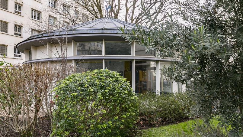 Les grandes baies vitrées inondent de lumière l’ancienne garderie.