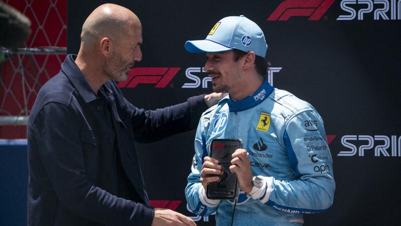 Zinédine Zidane salue le pilote de Formule 1 monégasque Charles Leclerc après sa deuxième place dans la course sprint lors du Grand Prix de Formule 1 de Miami.