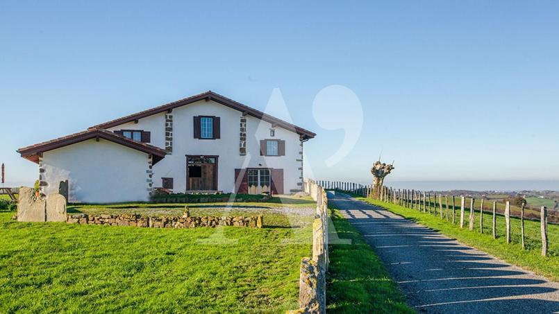 La résidente californienne s’intéresse à un autre bien haut de gamme du Pays basque, une ancienne ferme du 18e siècle avec piscine.