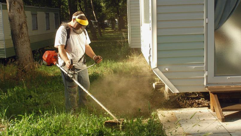 Actuellement, en cas de vente ou de mise en location, l’obligation de débroussailler le terrain doit déjà apparaître au moins dans la promesse de vente et l’acte de vente ou dans le bail.