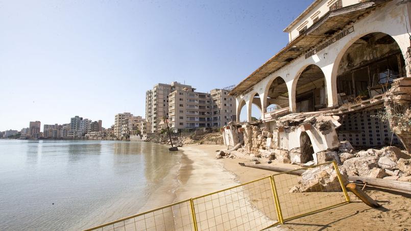 À l’est de Chypre, Varosha, une ancienne station balnéaire huppée devenue ville fantôme.