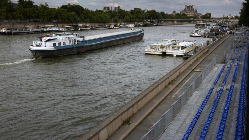 Photo du 10 juillet d’une péniche sur le parcours de la cérémonie d’ouverture des JO.