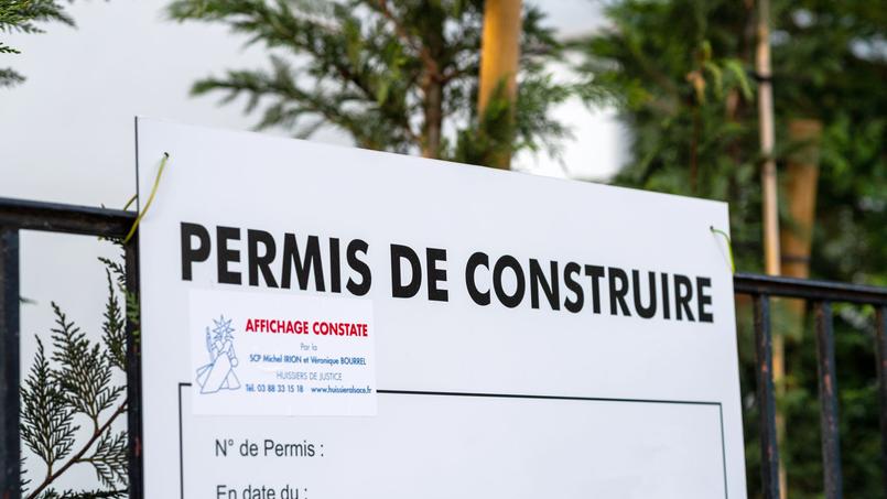 Le nombre de chantiers commencés, qui suit traditionnellement celui des permis de construire, continue également de plonger.