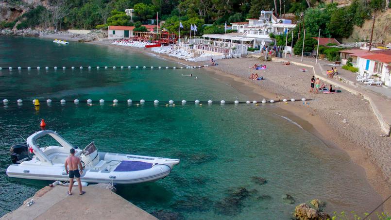 La plage de la Mala, au Cap-d’Ail, a vu trois maisons se construire illégalement sur un terrain qui la surplombe.