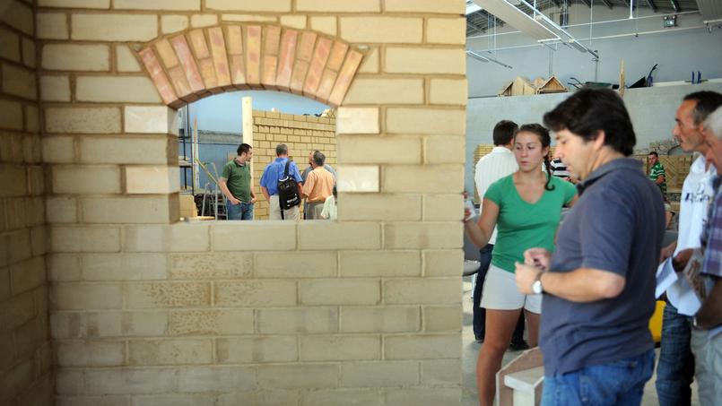 Les murs en terre crue sont bien tassés avec des couches successives d’une dizaine de centimètres de hauteur, qui sécheront au soleil.