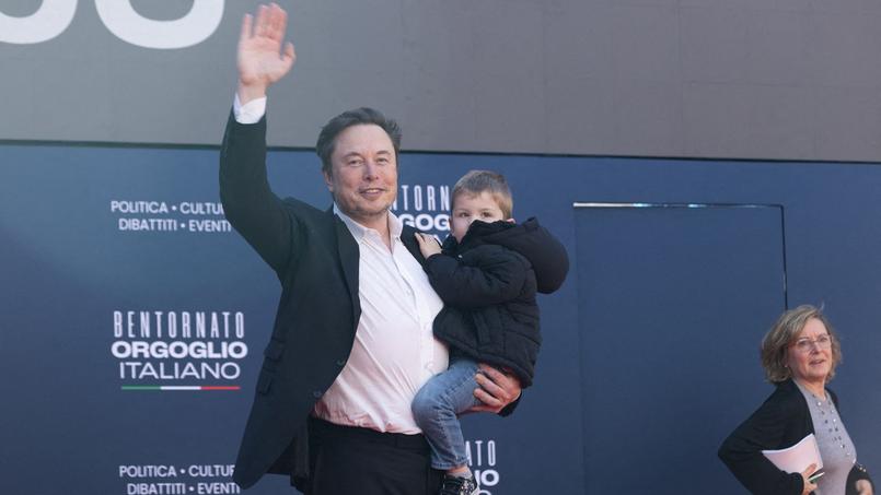 Elon Musk et l’un de ses onze enfants à Rome, en décembre 2023.