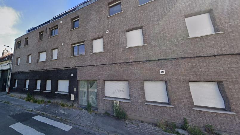 Vue du bâtiment en briques, rue Saint-Bernard, à Lille.