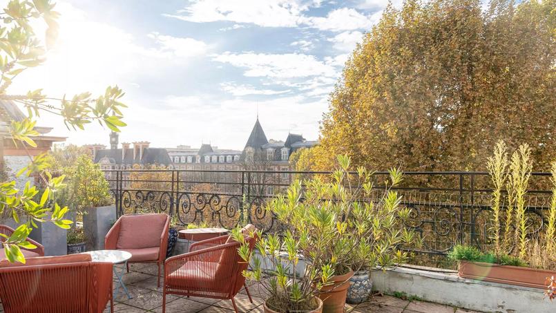 Atout plutôt rare pour un atelier d’artiste: il dispose d’une grande terrasse.