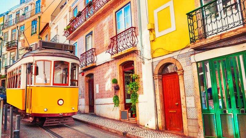 Les touristes occupent de plus en plus d’appartements à Lisbonne, évinçant la population locale dans les banlieues éloignées du centre.