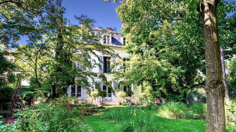 Cette maison de campagne a été la propriété d’hommes illustres tels que le peintre Auguste Renoir.