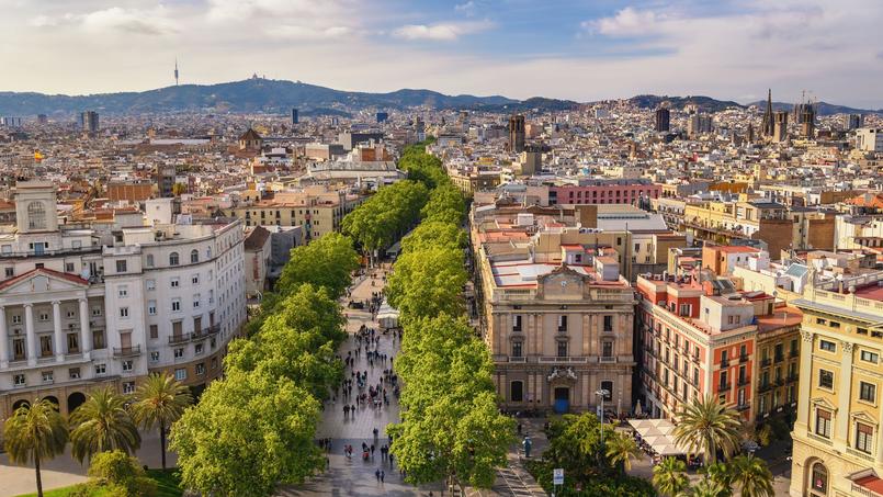 Face aux difficultés croissantes des habitants à trouver un logement, la mairie de Barcelone veut taper dur contre les locations Airbnb.