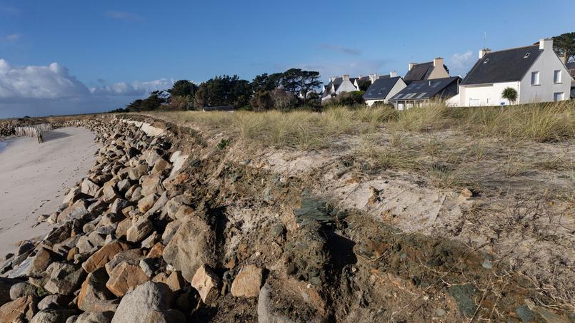 Les enrochements ne suffisent plus à protéger les maisons de ce hameau du Finistère.