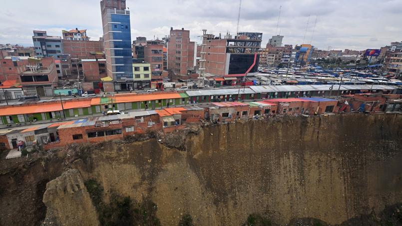 Vue aérienne du marché construit à flanc de montagne dans le secteur de La Ceja, à El Alto, banlieue de la capitale bolivienne.