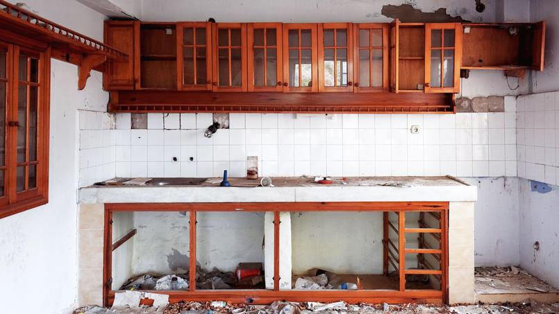 Les chaises ont été cassées, les tables de nuit portent des marques de brûlure et le plateau en verre de la table basse du salon est en morceaux.