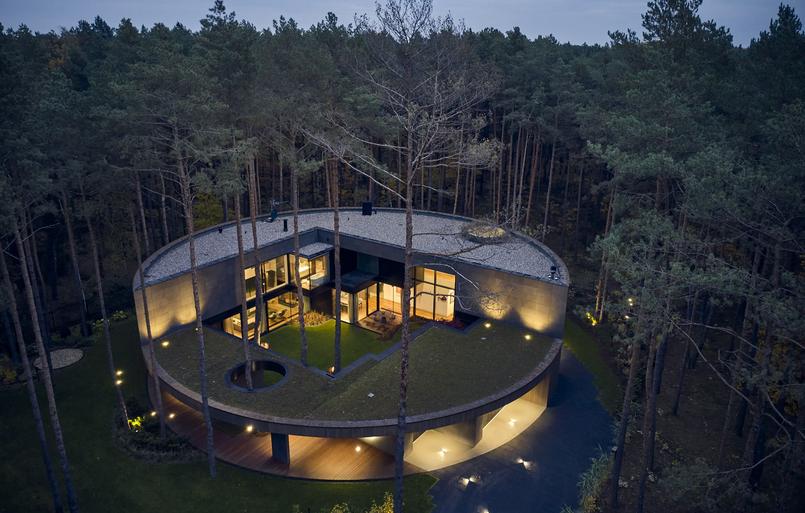 Cette luxueuse villa ronde évoque un tronc d'arbre
