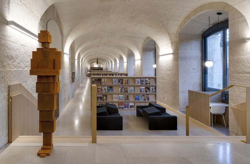 L'École du Louvre rénove sa bibliothèque avec sobriété et modernité