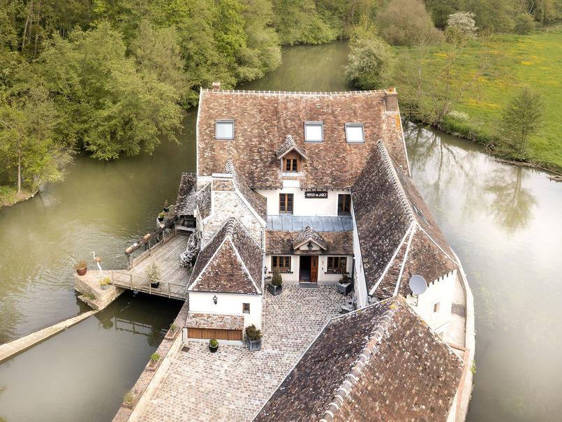 Ce moulin entièrement rénové est à vendre pour moins de 2 millions d'euros