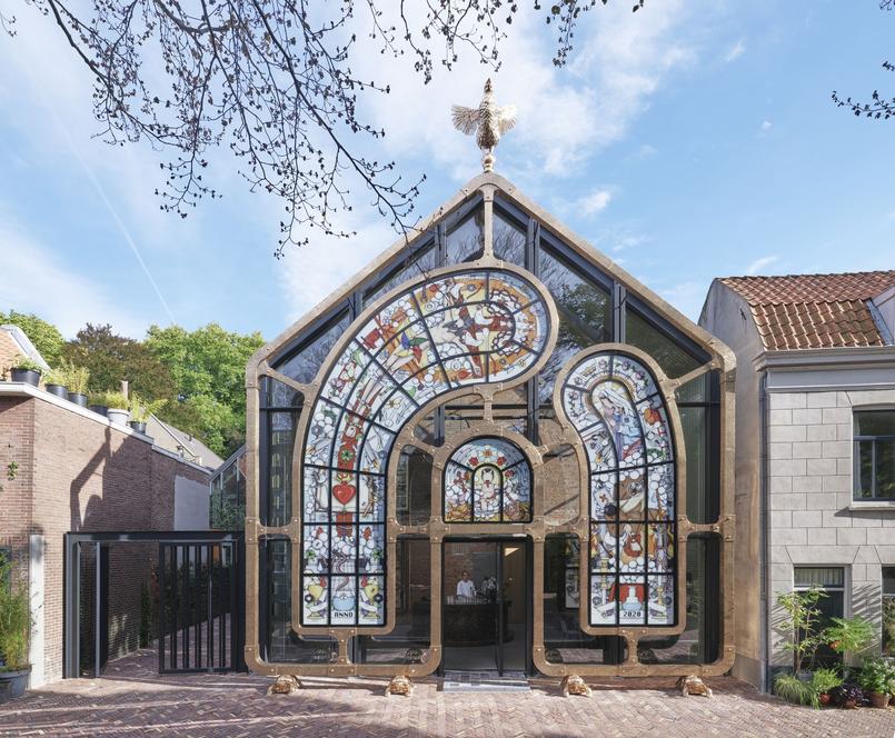 Des vitraux surréalistes ornent cette ancienne église aux Pays-Bas
