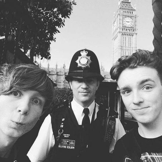 Le policier s’est prêté au jeu du selfie et a même suggéré à Will et Tyler de grimacer.