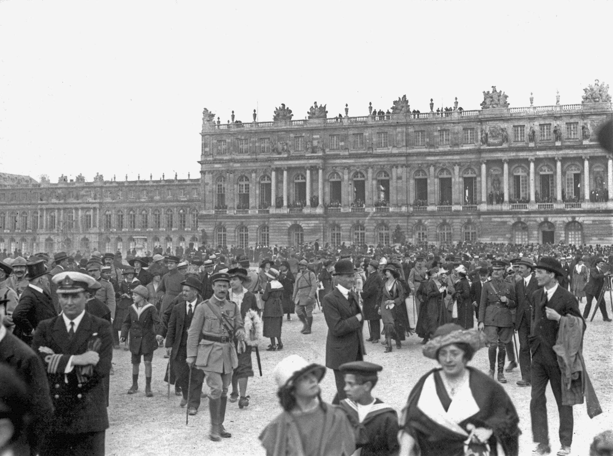 Comment Les Allemands Appellent Le Traite De Versailles Traité de Versailles: il y a cent ans, Le Figaro au coeur de la foule