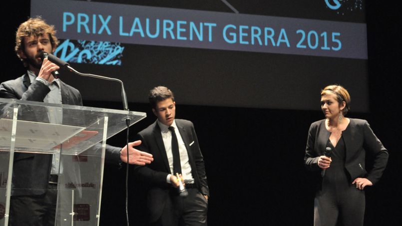 Trois apprentis «Laurent Gerra» investissent la scène pendant que le jury délibère. Crédits photo: Charline Madini