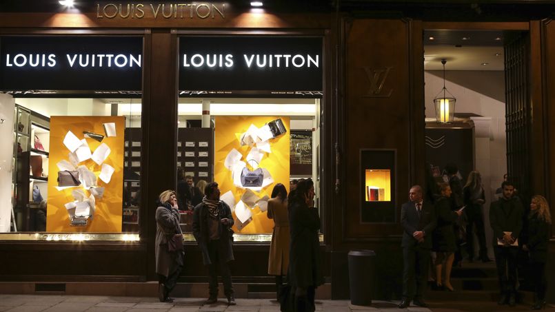 La boutique Vuitton à Saint-Germain des Prés dans le VIe arrondissement de Paris.