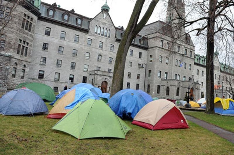Lire article Au Canada, des étudiants campent devant leur université contre l’austérité