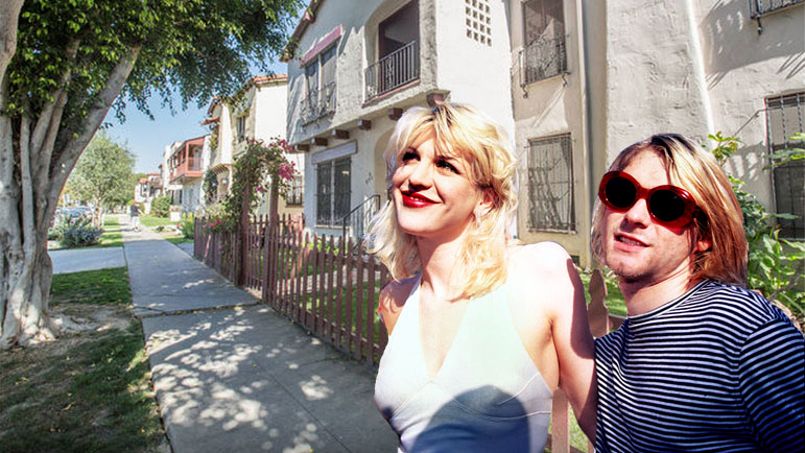 Kurt Cobain et Courtney Love devant leur appartement dans le quartier de Fairfax à Los Angeles, entre 1991 et 1992. <i>Crédit Photo: Airbnb/Brandon Kleinma</i>n