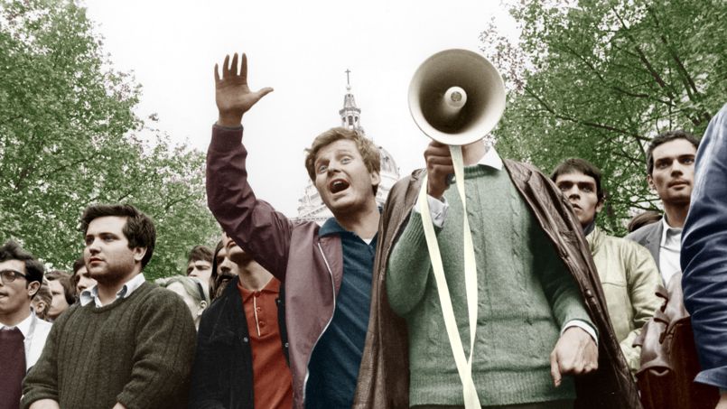 Daniel Cohn-Bendit lève son poing pendant la manifestation le 9 mai 1968 sur le boulevard Saint Michel.