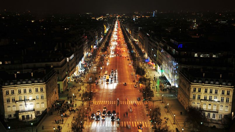 L’avenue des Champs-Élysées, depuis l’arc de Triomphe. Crédit: m-louis (Flickr).