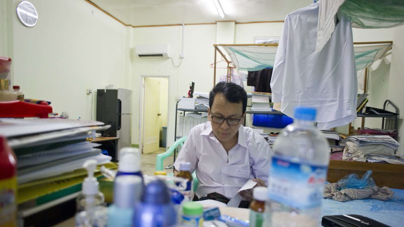 Lin Thein, député du parti d’Aung San Suu Kyi, dans le logement mis à sa disposition et dans lequel il héberge trois autres memebres de sa famille.
