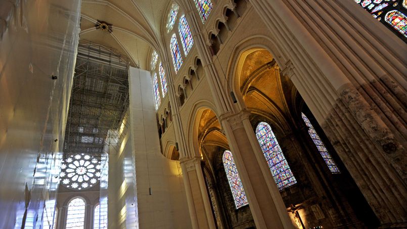 Pour certains spécialistes, rendre à la cathédrale un aspect perdu depuis des siècles n’a aucun sens.