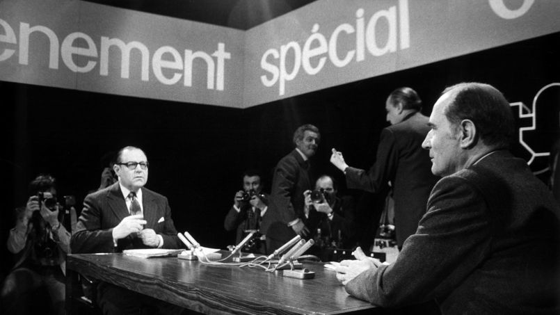 Le premier ministre, Raymond Barre, dans un débat télévisé l’opposant à François Mitterrand le 12 mai 1977 sur TF1.