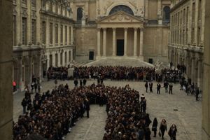 Dans la cour d’honneur de la Sorbonne, les étudiants forment un «U»
