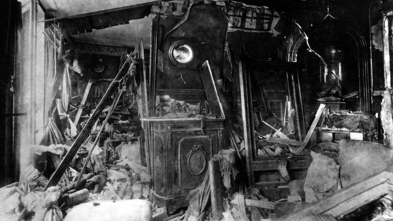 Un aperçu des dégâts au 1er étage du 39, rue de Clichy causés par l’explosion d’une bombe le 27 mars 1892.