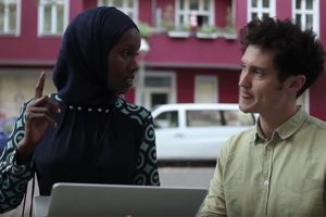 Fatuma, une nouvelle étudiante et Markus Kressler, cofondateur de l’université Kiron ©Capture YouTube Kiron