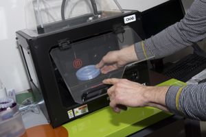Trois imprimantes 3D et une machine à découpe laser seront à la disposition des étudiants parisiens. 