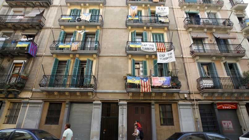 A l’été 2015, dans le quartier de Barceloneta, des affiches hostiles à la prolifération des hébergements touristiques.
