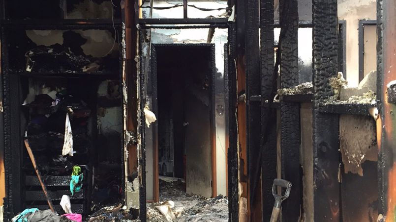 Selon les pompiers locaux, il faudra sans doute raser la maison. Crédit: MFB media.