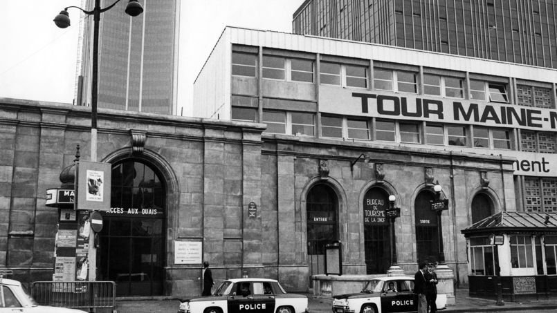 L’ancienne gare Montparnasse reconstituée en décor de cinéma avec en arrière-plan la tour encore en chantier, en 1972.